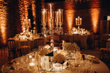 Zarif restoran içinde düğün resepsiyonu için güzel bir masa.         