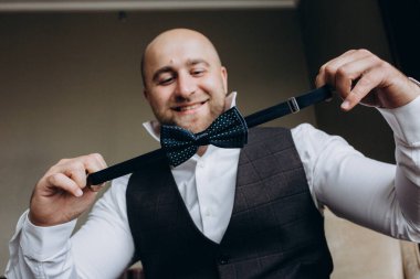 Sabahları şık giyinen şık damadın yakın plan görüntüsü.   