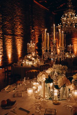 Zarif restoran içinde düğün resepsiyonu için güzel bir masa.         