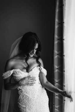 Beyaz gelinlik içindeki güzel gelinin portresi.              