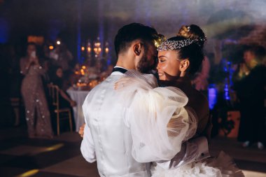 Düğünde dans eden mutlu gelin ve damat.             