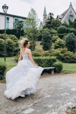 Güzel genç gelin parkta yürüyor.