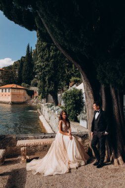 Göl kenarında güzel bir çift. 