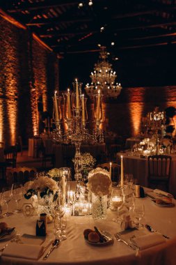 Zarif restoran içinde düğün resepsiyonu için güzel bir masa.         