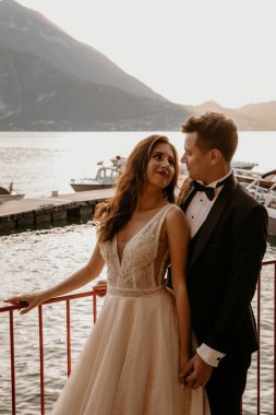 Genç ve güzel bir çift gölün arka planında poz veriyor. 