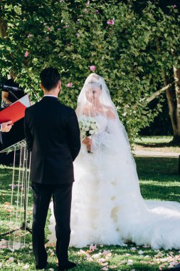 Parktaki düğün töreninde genç ve güzel bir çift. 