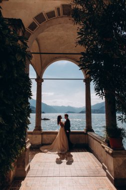 Göl kıyısında birbirine aşık bir çift. 