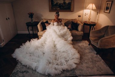 Beyaz gelinlik içindeki güzel gelinin portresi.              