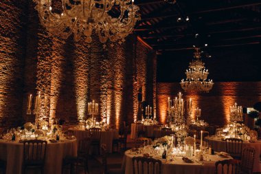 Zarif restoran içinde düğün resepsiyonu için güzel bir masa.         