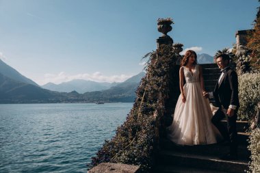 Düğün çifti göl kıyısında poz veriyor