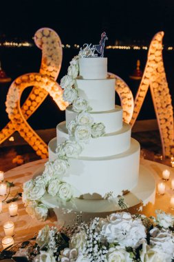 Güllü ve mumlu güzel düğün pastası