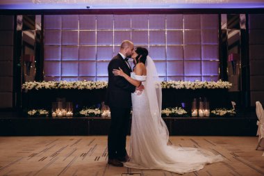 Düğünde dans eden mutlu gelin ve damat.             