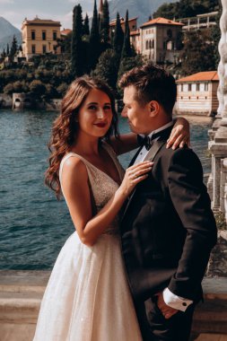 Güzel göl kenarında poz veren zarif genç bir çift.          