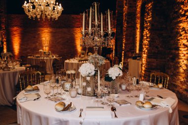 Zarif restoran içinde düğün resepsiyonu için güzel bir masa.         