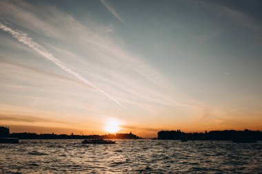 Venedik şehri gün batımında çok güzel parlıyor..