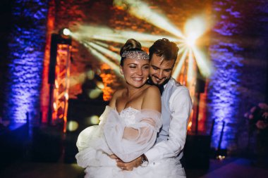 Düğünde dans eden mutlu gelin ve damat.             