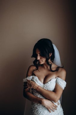 Beyaz gelinlik içindeki güzel gelinin portresi.              