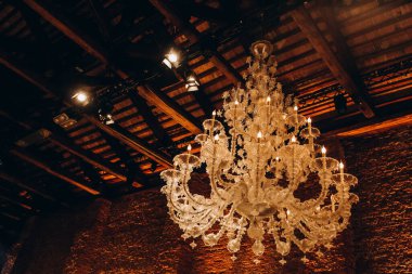 Akşam restoranda tavandan sarkan havalı bir avize..