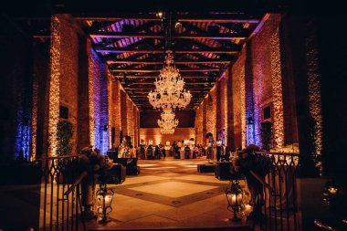 Zarif restoran içinde düğün resepsiyonu için güzel bir masa.         