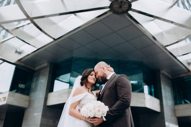 Güzel mutlu evlilik çifti şehirde poz veriyor.   