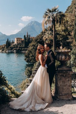 Güzel göl kenarında poz veren zarif genç bir çift.          