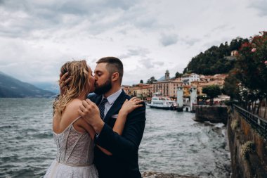 Güzel göl kenarında poz veren zarif genç bir çift.          