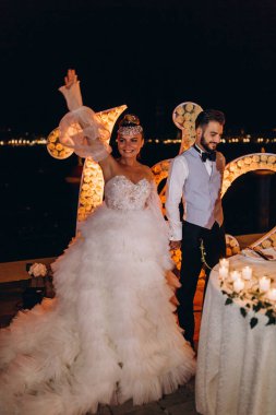 Düğünde dans eden mutlu gelin ve damat.             