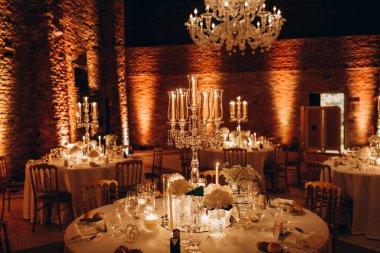 Zarif restoran içinde düğün resepsiyonu için güzel bir masa.         