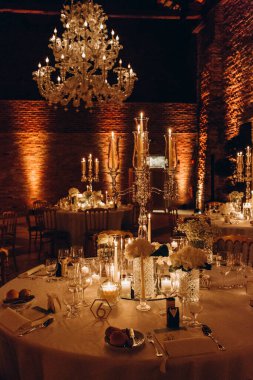 Zarif restoran içinde düğün resepsiyonu için güzel bir masa.         