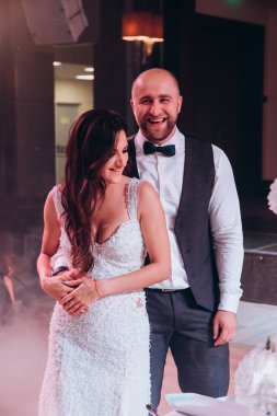 Lokantada poz veren mutlu çift.. 