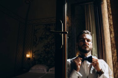 Sabahları zarif genç damat portresi     