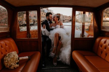 Venedik 'te teknede evlenen genç ve güzel bir çift.             