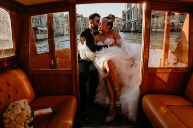 Venedik 'te teknede evlenen genç ve güzel bir çift.             