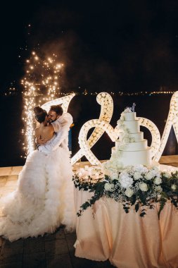 Düğünde dans eden mutlu gelin ve damat.             