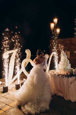 Düğünde dans eden mutlu gelin ve damat.             