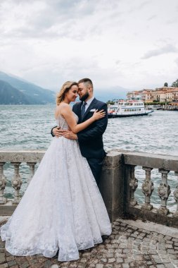 Birbirlerine aşık çiftler dağ gölü yakınlarında kucaklaşıyorlar. 