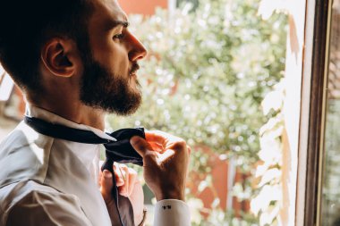 Sabahları şık giyinen şık damadın yakın plan görüntüsü.   