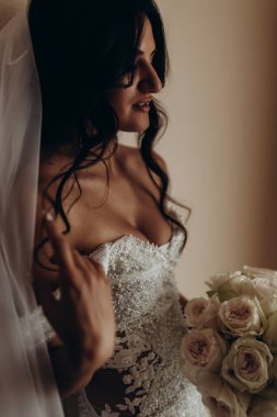 Düğün buketi olan güzel gelin