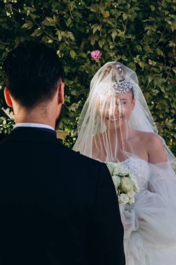 Parkta poz güzel düğün çifti