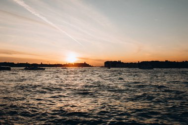 Venedik şehri gün batımında çok güzel parlıyor..