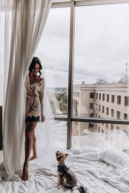 Genç gelin bir köpekle yatak odasında.