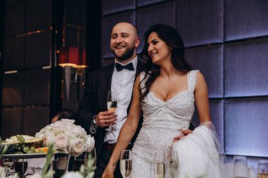 Güzel gelin ve damat düğün töreninde poz veriyor.