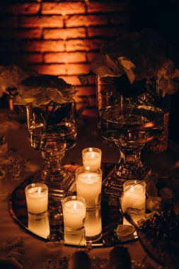 Karanlık odadaki masada mum yakmak. 