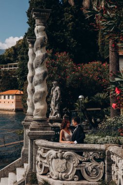 Gelin ve damat evlendikleri gün parkta poz veriyorlar. 