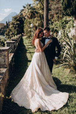 Güzel bir düğün çifti, gelin ve damat sahilde poz veriyor..