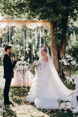 Mutlu gelin ve damat düğün günlerinde