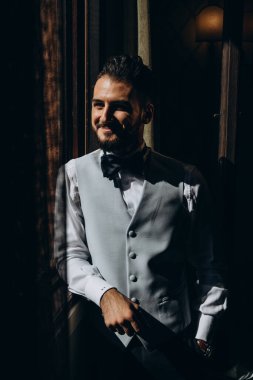 Papyonlu yakışıklı bir damat portresi