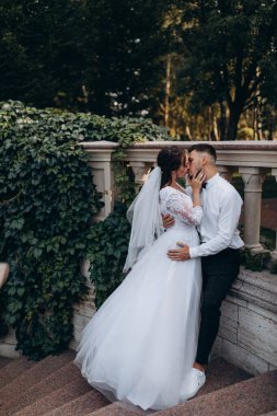 Mutlu gelin ve damat düğün gününde parkta.