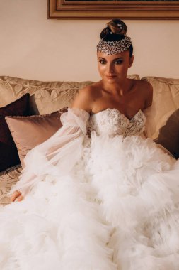 Genç, güzel gelin içeride poz veriyor.