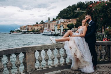 Gelin ve damat deniz manzaralı poz veriyorlar.